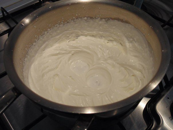 Нежный рулет с брусничным кремом и маршмеллоу