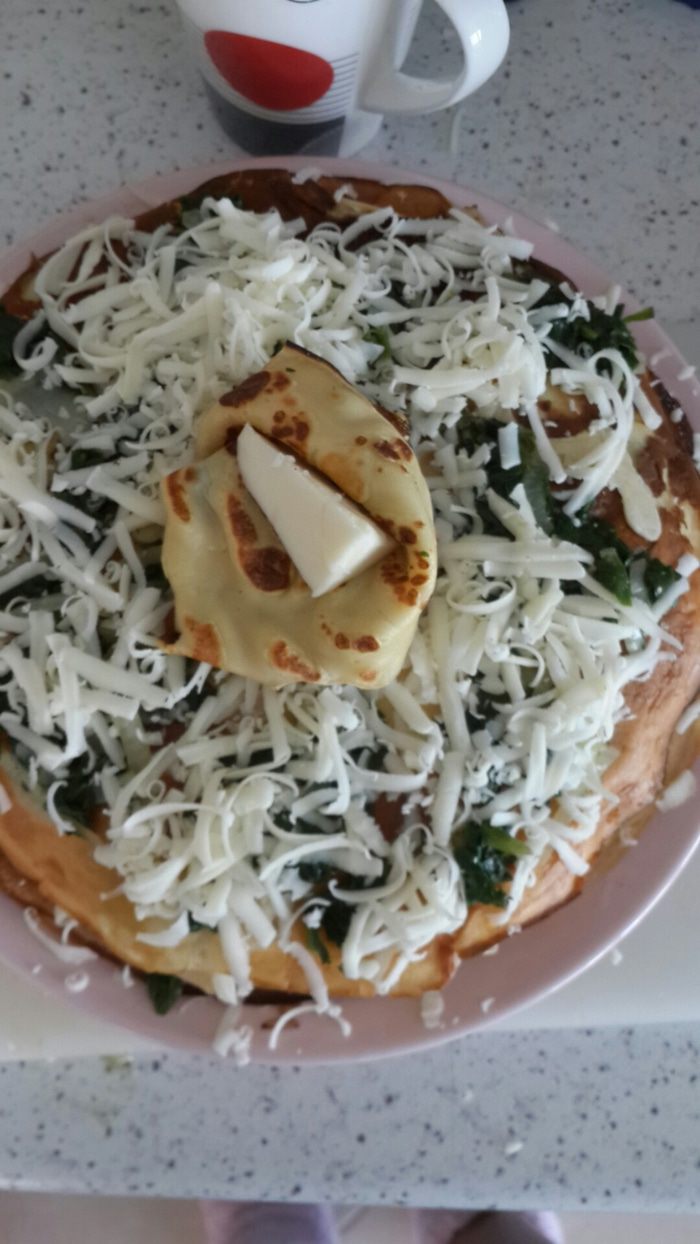 Блинный торт со шпинатом и сыром на завтрак