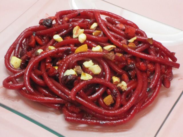 Паста с орехами и свекольным соком