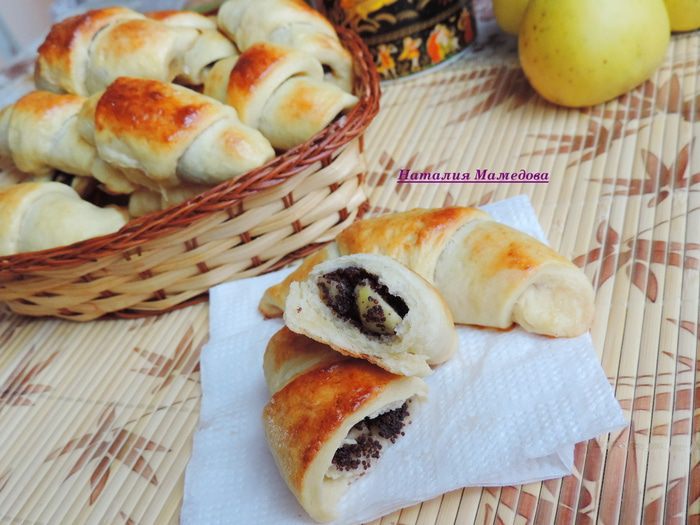 Рогалики с маком и яблоками