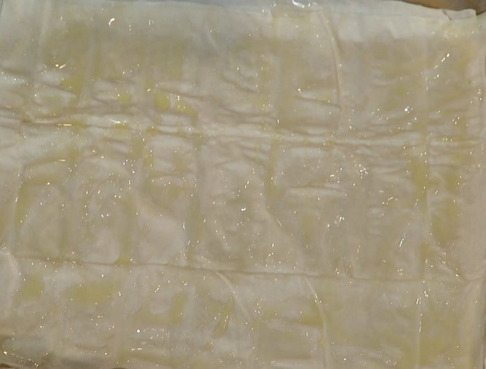 Тарт с брокколи, луком-пореем и сыром 
