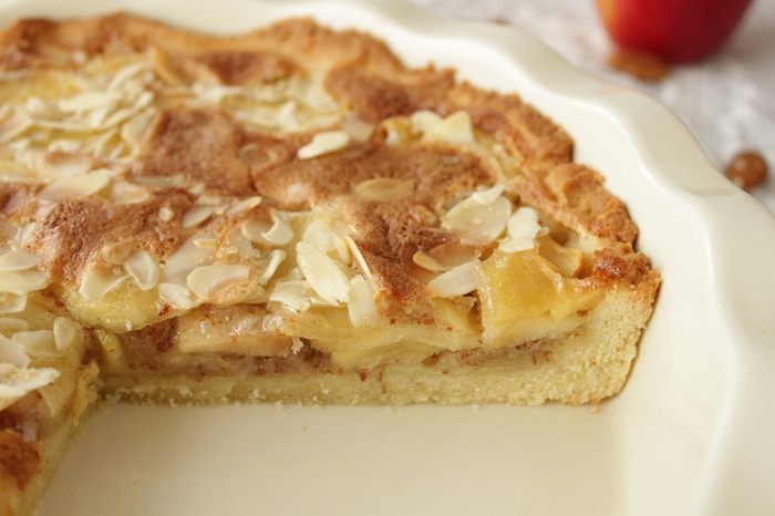 Тарт с миндалем и яблоками