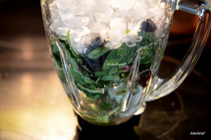 Смузи ягодный с авокадо