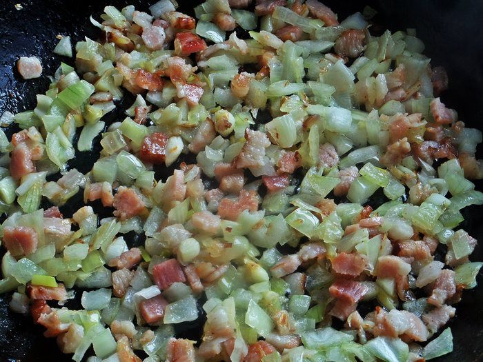 Серый горох с луком и беконом