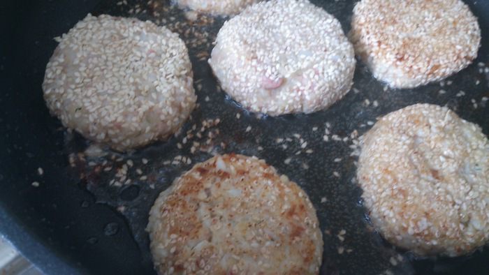 Котлеты из кальмаров в кунжутной панировке