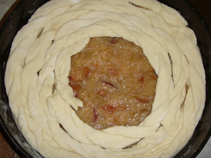 Пирог с яблоками в сливках