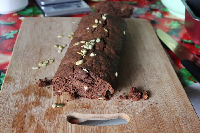 Гречишный кекс с шоколадом, изюмом и тыквенными семечками 