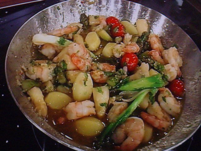 Вок с весенними овощами и креветками