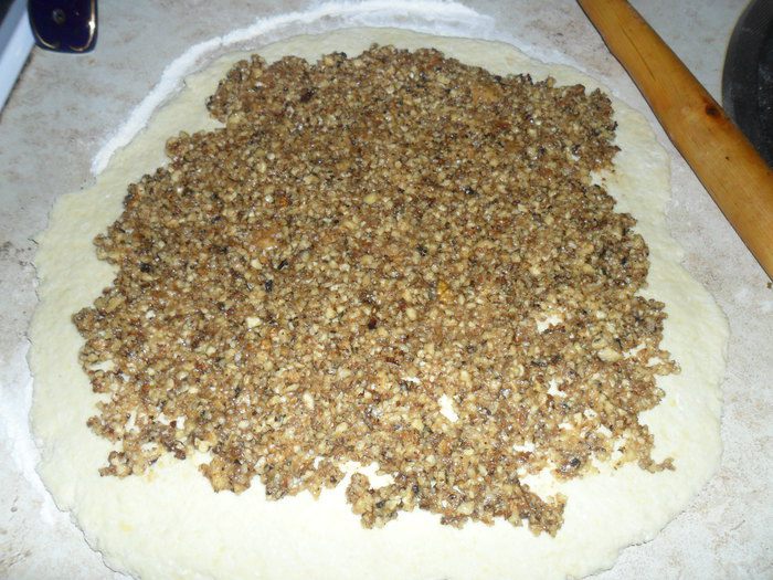Рулет с ореховой начинкой