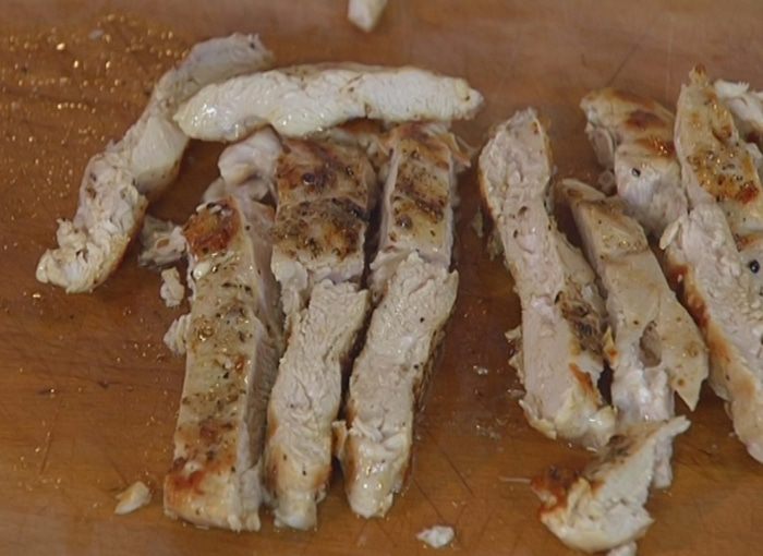 Ароматный салат из брокколи и курицы 