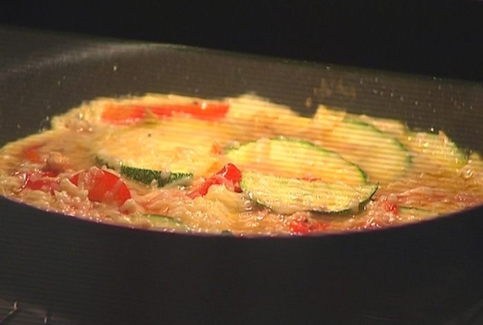 Фриттата с тунцом, кабачком и сладким перцем 