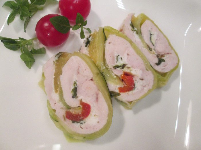 Рулет из курицы в цукини