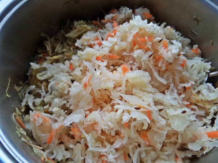 Рулька с разной капустой и грибами