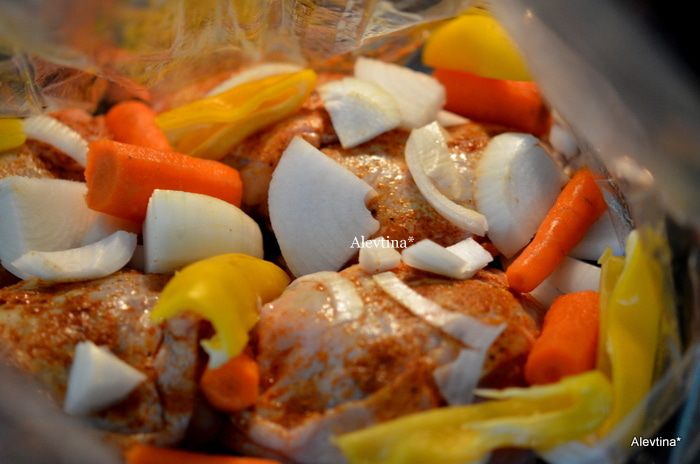 Куриные бедрышки в пакете с овощами