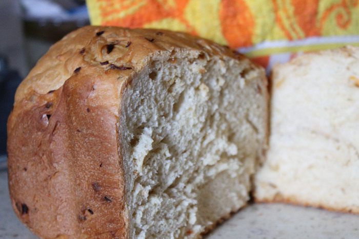 Хлеб с луком и вялеными помидорами