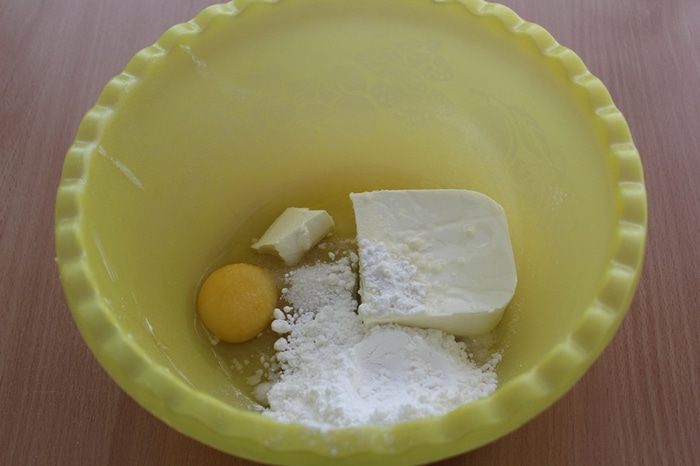 Сливочный пирог со сливовой начинкой
