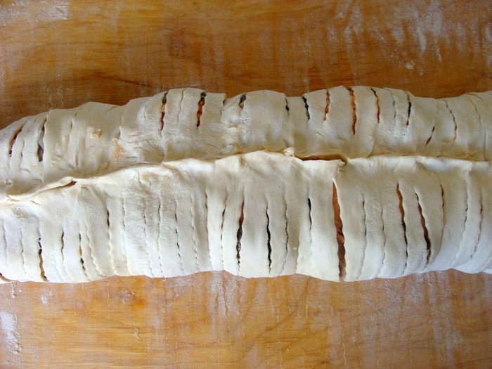 Острый лососевый рулет в тесте