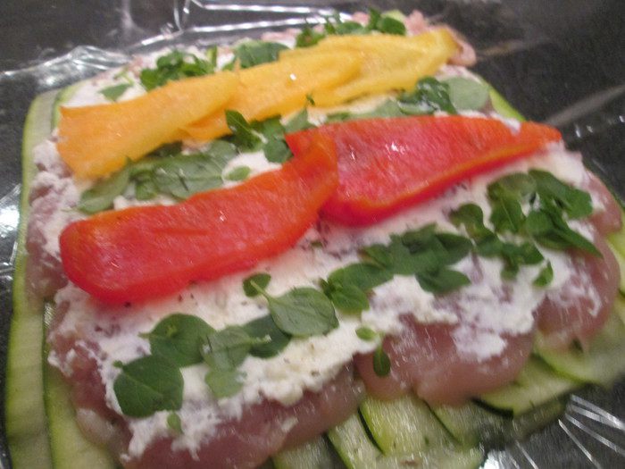Рулет из курицы в цукини