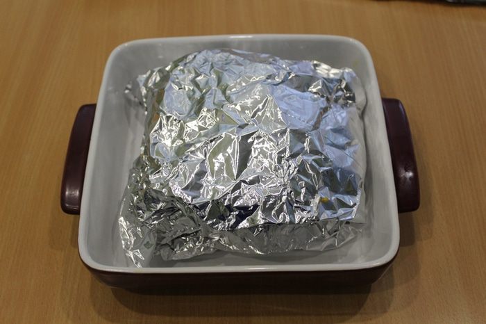 Буженина, шпигованная вяленой клюквой