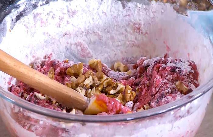 Свекольный пирог с орехами 