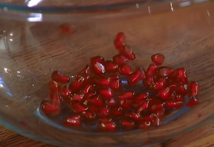 Салат из булгура с курицей, цукини и гранатом 
