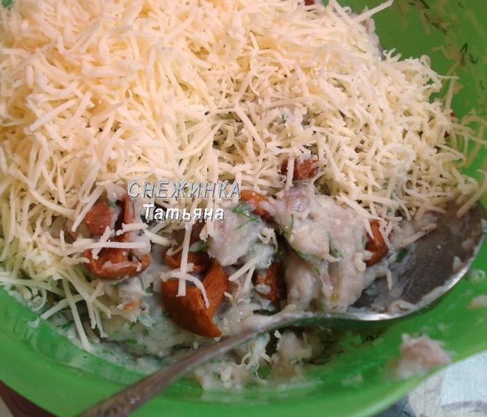 Рыбная колбаса с лисичками и картофелем «по-дачному»