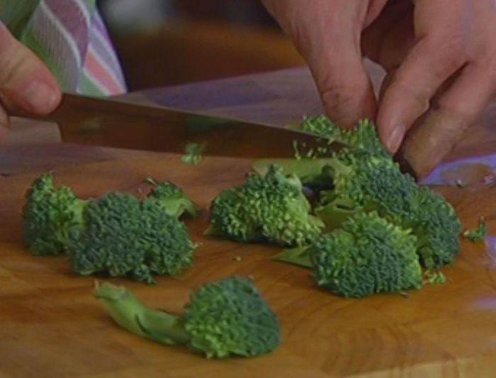 Салат из макарон с брокколи, фетой и беконом 