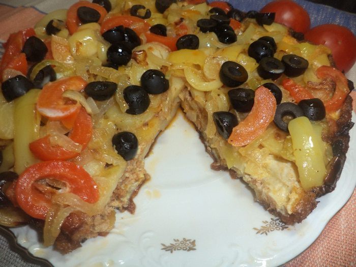 Омлет с фаршем, картофелем, болгарским перцем и маслинами