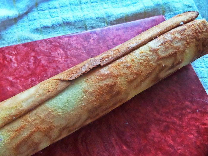 Рулет с творогом и черникой