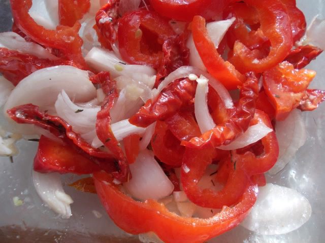 Карп с овощами и чесночным маслом