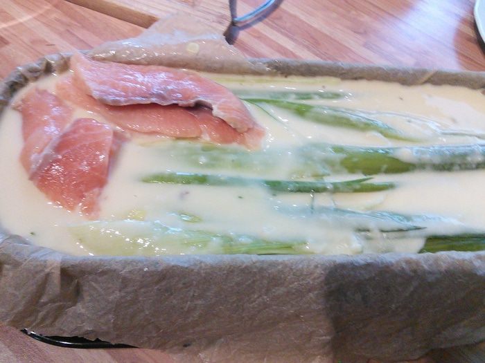 Запеканка из лосося с кабачком и пореем