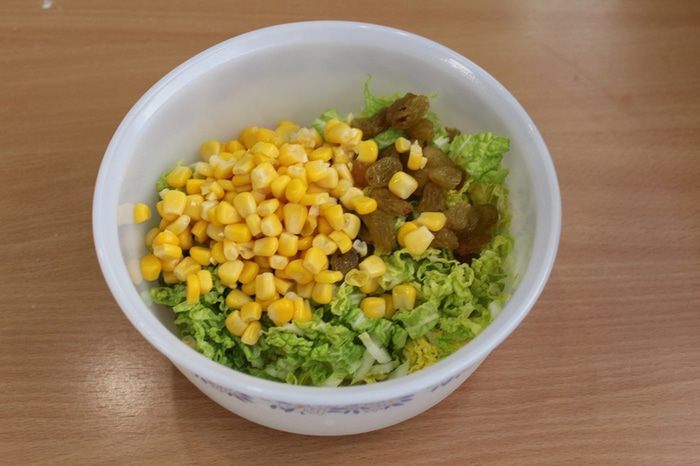 Салат с курицей, пекинской капустой и горчично-медовой заправкой