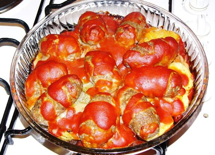 Котлеты с начинкой из шпината под томатным соусом