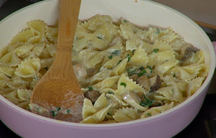 Паста с курицей и белыми грибами 
