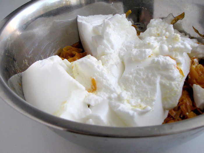 Рулет из моркови с сыром и зеленью