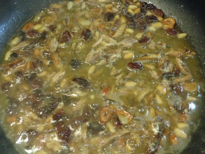 Тальятелле в томатном соусе с анчоусами и изюмом