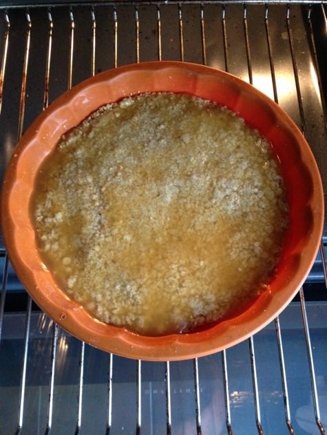 Постный овсяный пирог с халвой и черной смородиной