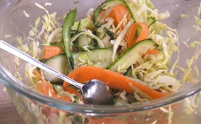 Вьетнамский салат с курицей и арахисом 