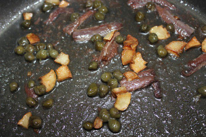 Спагетти с анчоусами и каперсами в томатным соусе