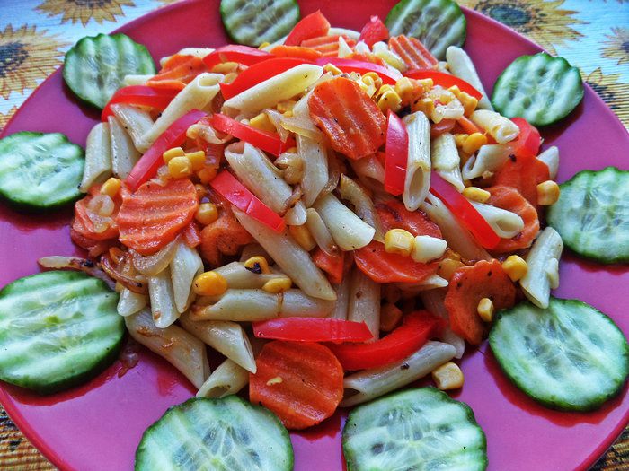 Тёплый овощной салат с рыбой и пастой