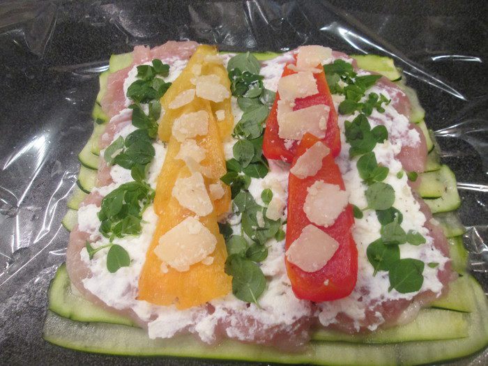 Рулет из курицы в цукини