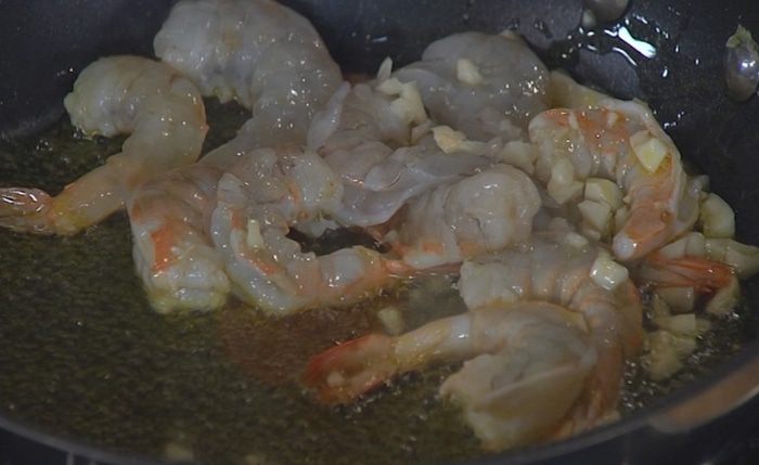 Паста с креветками, зеленым горошком и базиликом 
