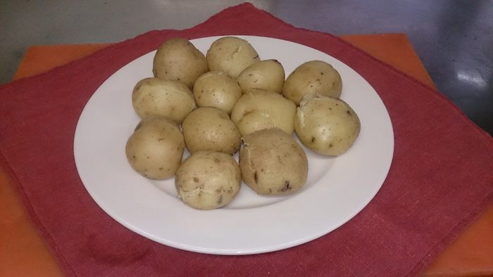 Печеный картофель с беконом, зеленым луком и чесноком