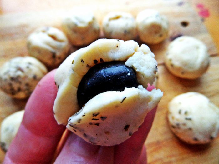 Сырные мини-пирожки с овощами и маслинами