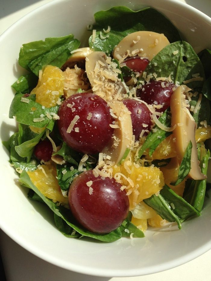 Салат со щавелем, виноградом и шампиньонами