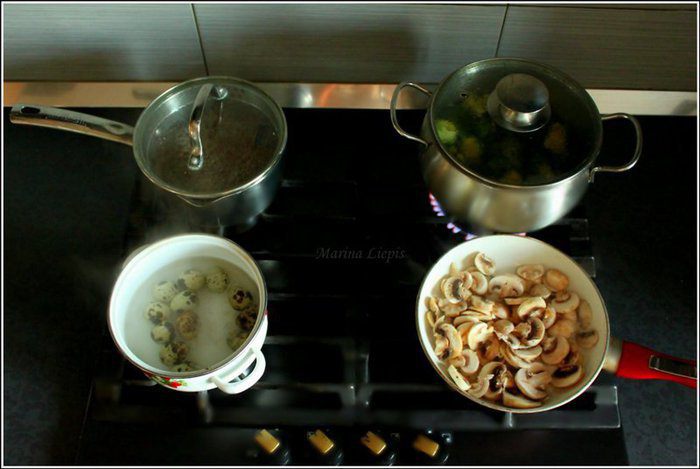 Рис с брокколи, грибами и перепелиными яйцами