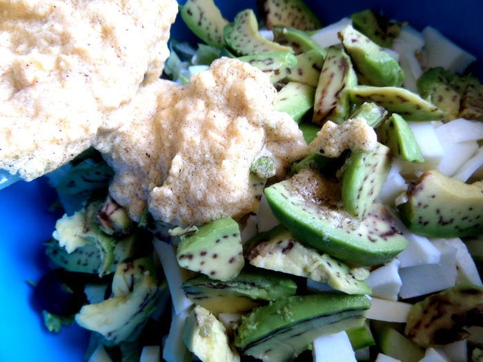 Сырный салат с оливками и авокадо