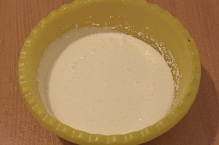 Шоколадный пирог с брусникой и орехами