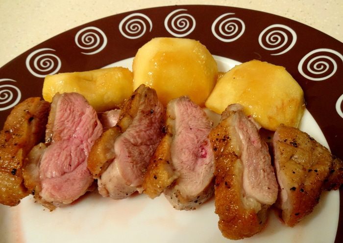Утиная грудка с карамелизированными яблочками