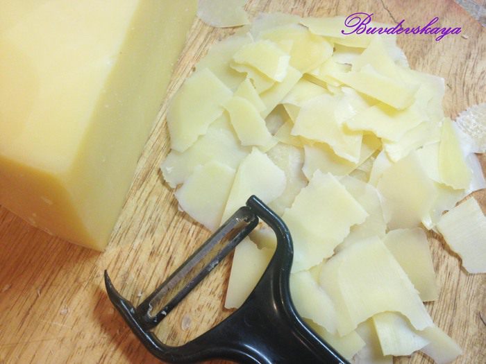 Салат из руколы с сырыми шампиньонами